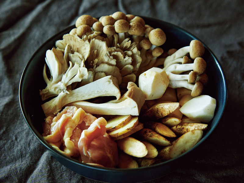 画像1: 免疫力を上げるきのこと根菜の鍋