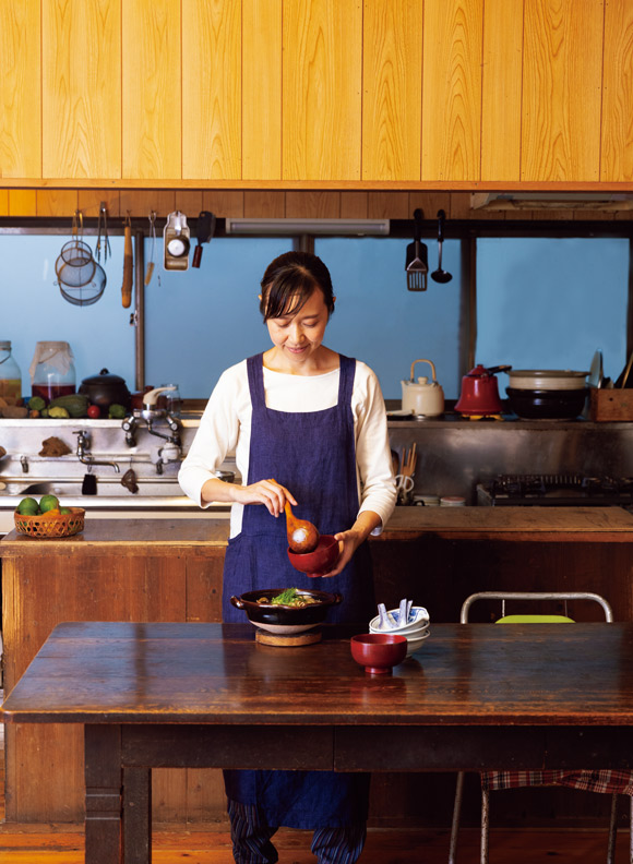 画像: 体を温める冬の定番料理「きのこと手羽先の養生鍋」を盛りつける小鮒さん