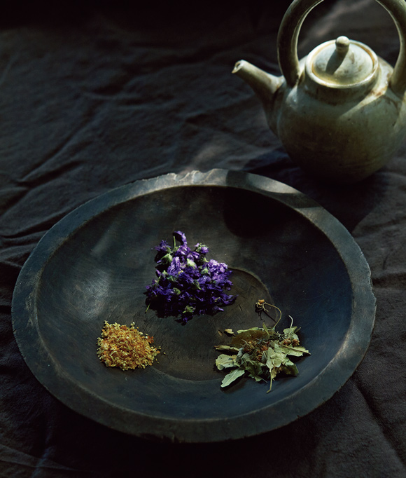 画像: マローブルー、リンデン、エルダーフラワーのブレンドは体を温めると同時に粘膜を潤すので、喉や肌の乾燥が気になるときに