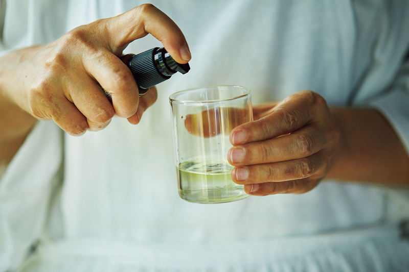 画像2: 01. 緑茶チンキでうがいをする