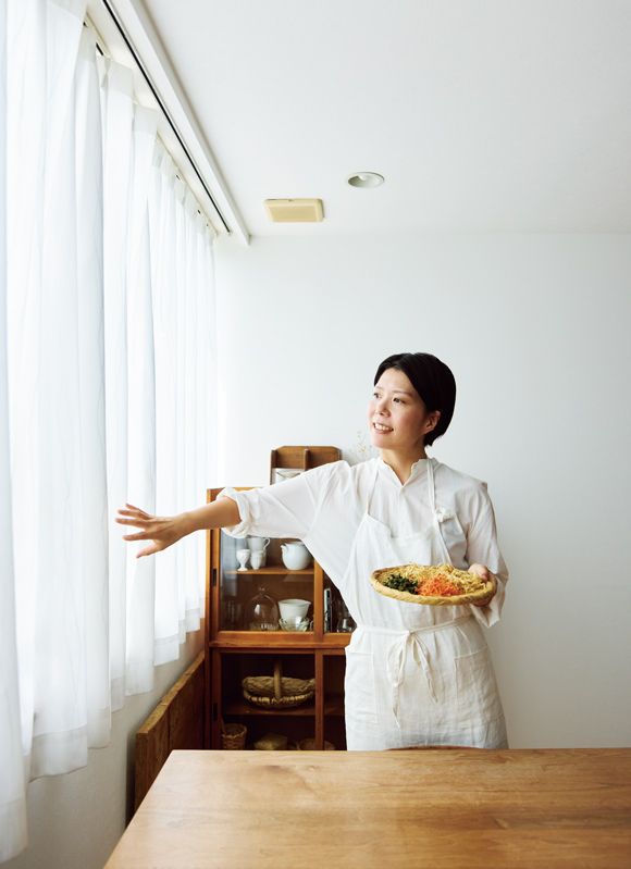 画像: 「冬の乾燥した日なら、ざるに広げ2日ほど干せばカラカラに」。干し野菜は、びんなどに入れて保管する