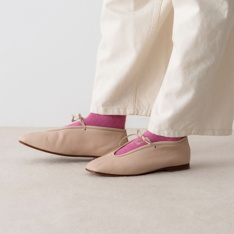 画像: 毛混アンゴラ無地ソックス　1,320円／タビオ（Tabio） タートルニット　33,000円／レキップ パンツ　39,600円／プレインピープル シューズ　22,000円／スイ