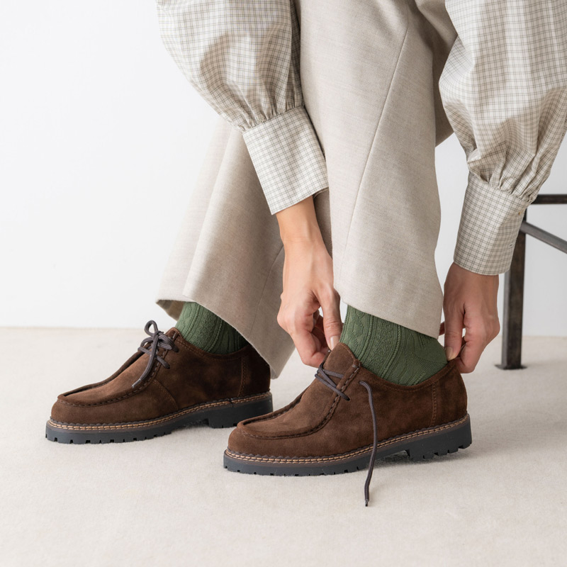 画像: アンチピリング梳毛リンクスケーブルショートソックス　1,540円／タビオ（Tabio） エコファーベスト　29,700円／プレインピープル 下にきたチェックシャツ　34,100円／プレインピープル パンツ　39,600円／レキップ シューズ　32,780円／トラクトチロル（セムインターナショナル）