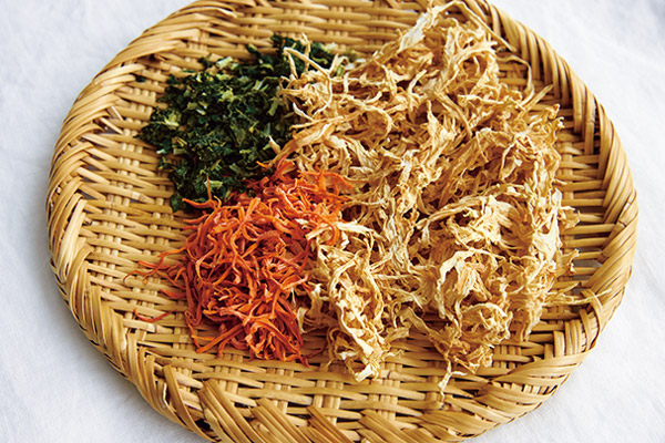 画像: 乾燥し終わった大根、大根葉、にんじん。生の大根1本を消費するのは大変でも、乾かせば保存もしやすい