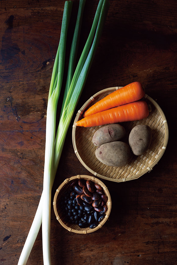 画像: 根菜類や、中医学で冬に属する黒い食材をシンプルな調理法でいただく