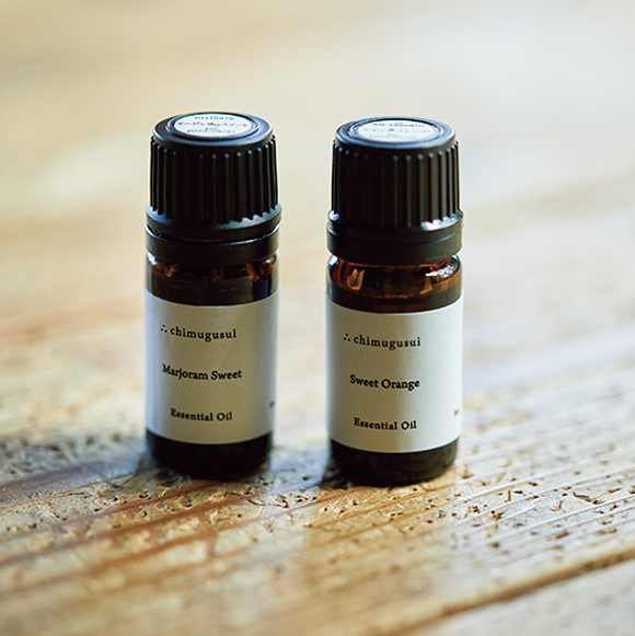 画像: 精油を使う場合は約42℃のお湯に1〜2滴垂らし、よく混ぜて