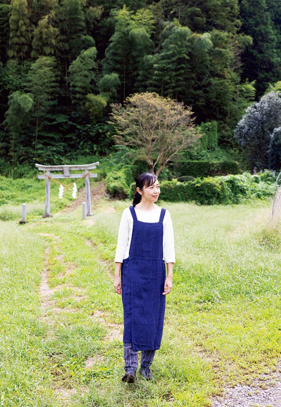 画像: ごはんづくりに使う野菜を採りに畑へ行きがてら、長めに近所を歩いて回るのが小鮒さんの日課