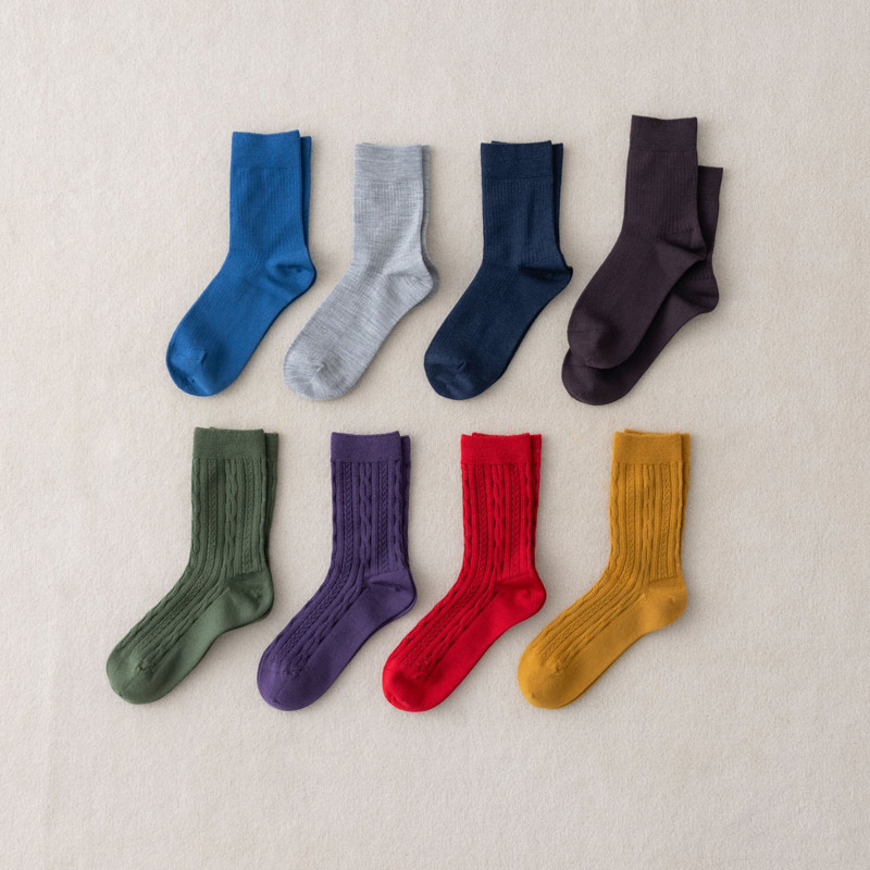 画像: 上段・左から）アンチピリング梳毛3×1リブソックス（87 インクブルー、11 グレー、84 コン、22 チャ）各1,430円／タビオ（Tabio） 下段・左から）アンチピリング梳毛リンクスケーブルショートソックス（73 モスグリーン、94 ダークパープル、42 アカ、66 ターメリック）各1,540円／タビオ（Tabio）