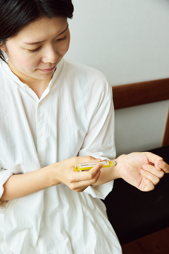 画像: 寝る前は、鎮静効果の高いラベンダー入りのオイルを活用。首筋や手首、こめかみなどに塗って、何度か深呼吸