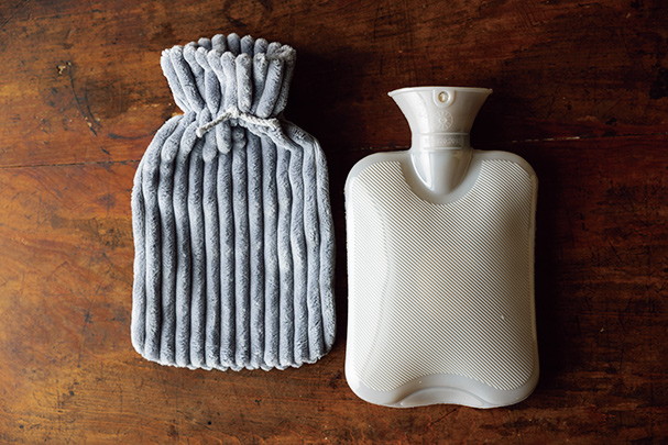 画像: 湯たんぽの素材はいろいろあるが、ポリ塩化ビニルやシリコーンゴムなどやわらかい素材が使いやすい