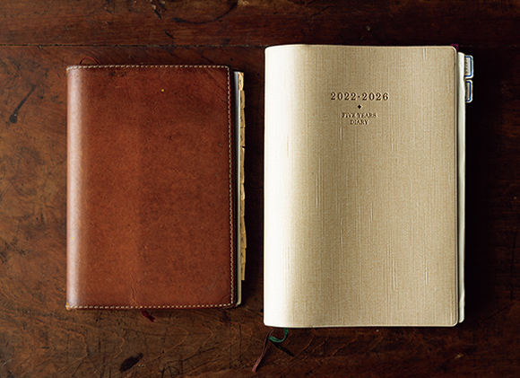 画像: 愛用の手帳と5年連用日記には、振り返りや自己分析、思いついたことをメモ。暖かくなったら行動に移す