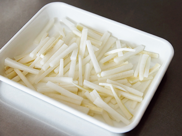 画像: 5mm四方の棒状に切った大根。乾くと驚くほど細くなるので、「少し太いかな?」と思うくらいでも大丈夫
