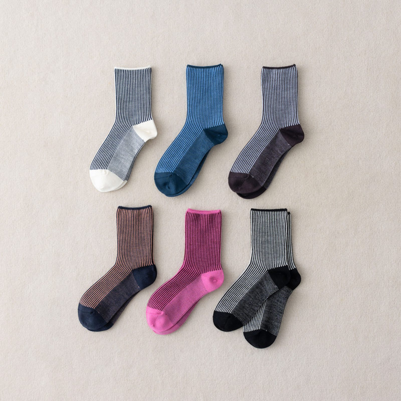 画像: 左から時計回りに）アンチピリング 梳毛ストライプショートソックス（02 オフホワイト／コン、75 ディープグリーン、25 チャ／サックス、12 クロ、32 ローズピンク、86 ノウコン） 各1,540円／タビオ（Tabio）