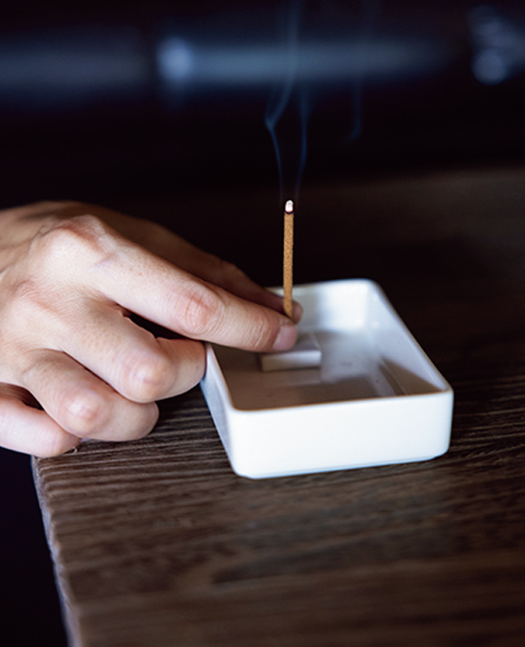 画像: お香を焚くのが就寝前のルーティン。自然の音を聞いたり、ストレッチをしたり、眠りやすい環境を整えて