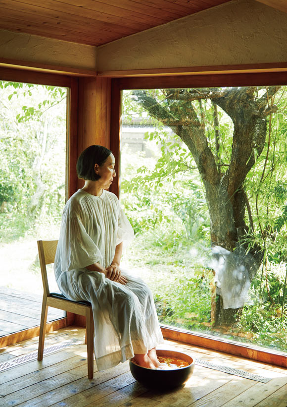 画像: 冷えがちな下半身を温めるには足浴が効果的。全身の血行もよくなる。温め効果のあるハーブを入れて