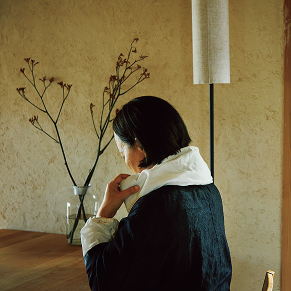 画像: 首・肩にのせておくと、こりがほぐれる。おなかや腰に使っても