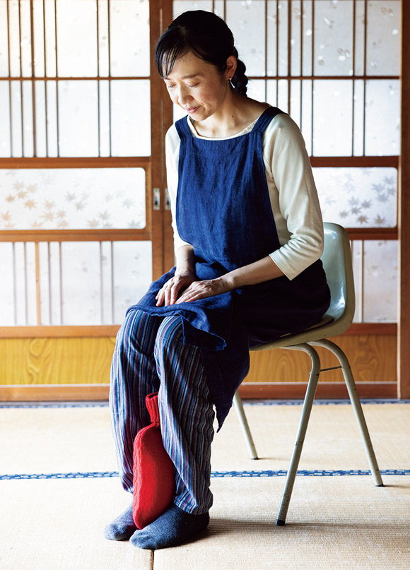 画像: 冷えに効く三陰交のツボ（内くるぶしから指4本上、すねの内側）を温めて