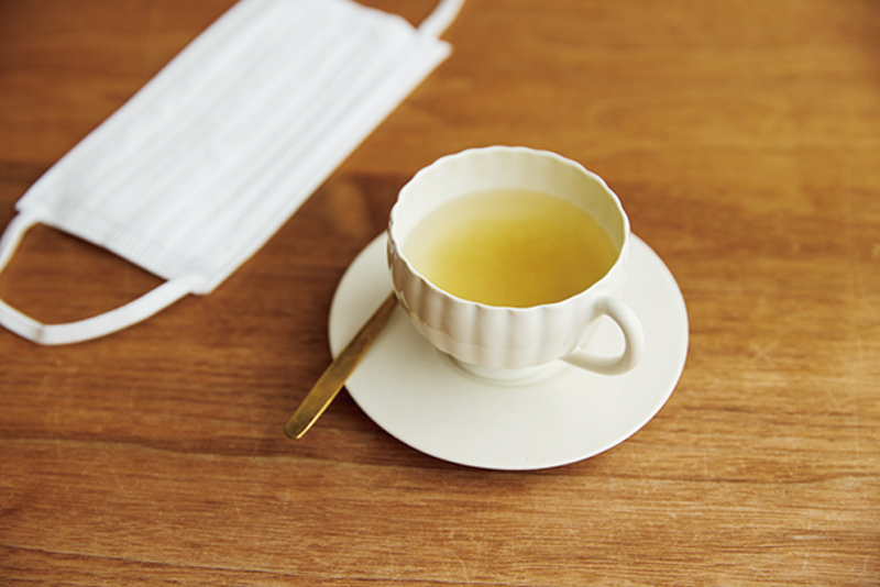 画像: ジンジャーシロップはお湯を注いで楽しむ。夜は喉の乾燥を防ぐため、マスクを着用して眠るように