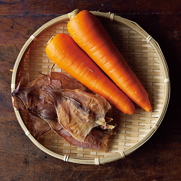 画像: 1mmとかなり細めにカットするので、するめは小ぶりなもののほうが、やわらかくてハサミで切りやすい