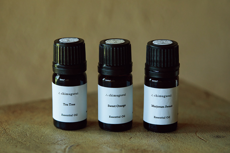 画像: 冬におすすめの精油。抗菌作用のあるティーツリー、体を温めるマジョラムスイートとスイートオレンジ