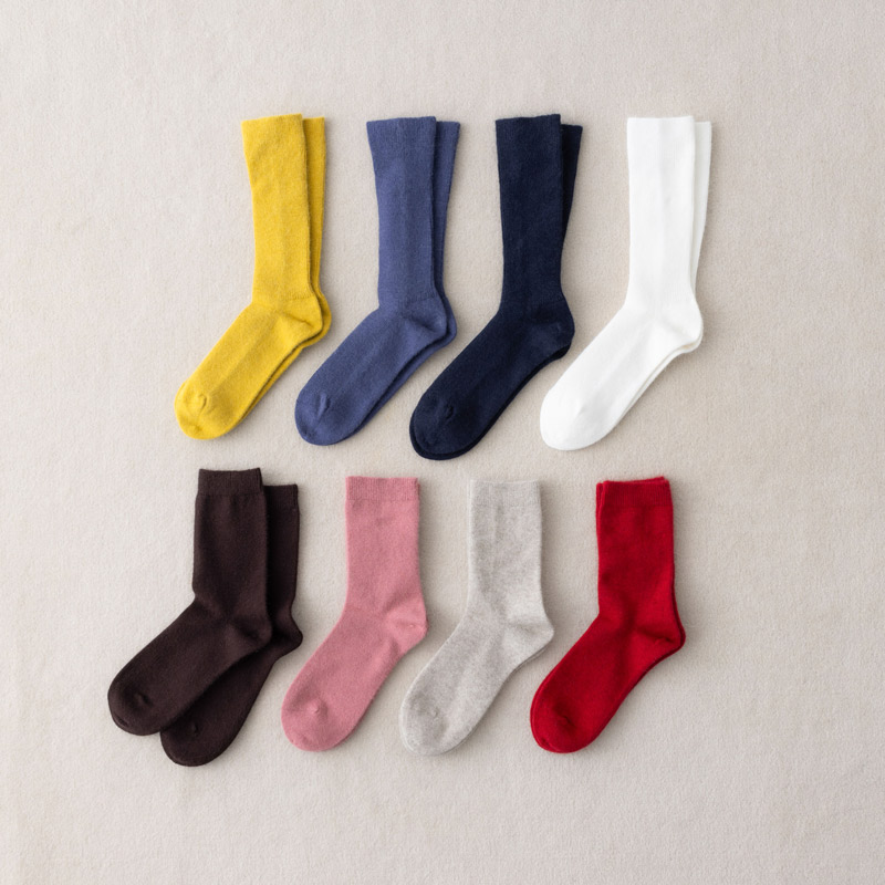 画像: 上段・左から）毛混アンゴラ1×1リブハイカットソックス （63 ゴールド、96 スモークパープル、84 コン、01 オフホワイト）　各1,430円／タビオ（Tabio） 下段・左から）毛混アンゴラ無地ソックス（24 コゲチャ、35 ダブルピンク、20 ベージュ、42 アカ）　各1,320円／タビオ（Tabio）