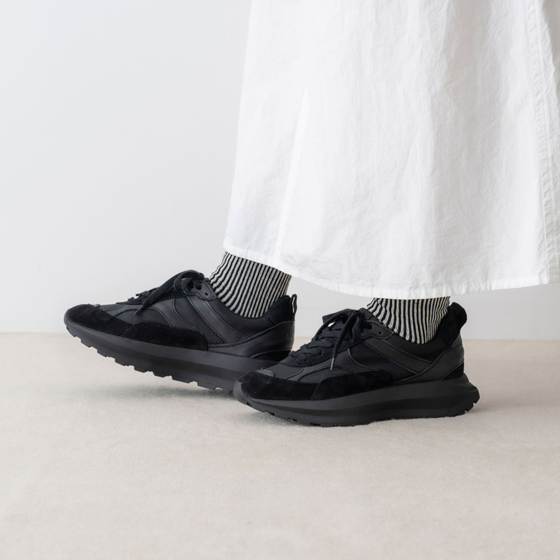 画像: アンチピリング梳毛ストライプショートソックス　1,540円／タビオ（Tabio） ジャカードニット　86,900円／アンフィル スニーカー　36,300円／ノヴェスタ（ノヴェスタ ジャパン） そのほか、スタイリスト私物