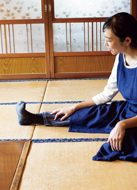 画像: 歩く前に足首回しを行う。内回し、外回しを50回ずつ、膝を動かさず、自力で回すのがコツ