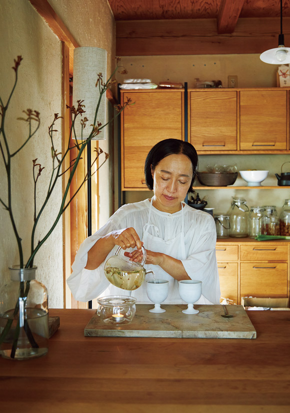 画像: 季節や体調に合ったハーブをブレンドしたハーブティーを飲むのが日々の習慣