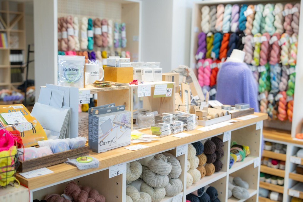 画像: 編み物関連の道具も充実しています