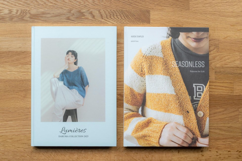画像: 右『Seasonless - Patterns for Life（日本語・英語バイリンガル）』、左『Lumières DARUMA Collection 2025（全文英語、日本語訳リーフレット付き）』　※どちらも編み図ではなく文章パターン