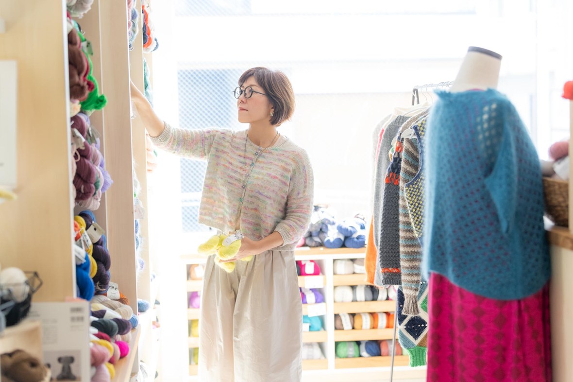 画像: 「もともとオタク気質だったので、編み物初心者ながら毛糸にすごく詳しくなって（笑）」と田中さん