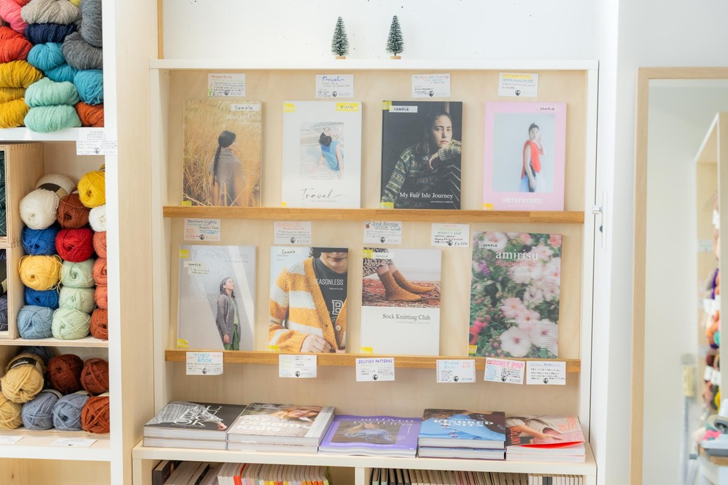 画像: 自社で刊行したものや海外メーカーのパターンブックが並びます