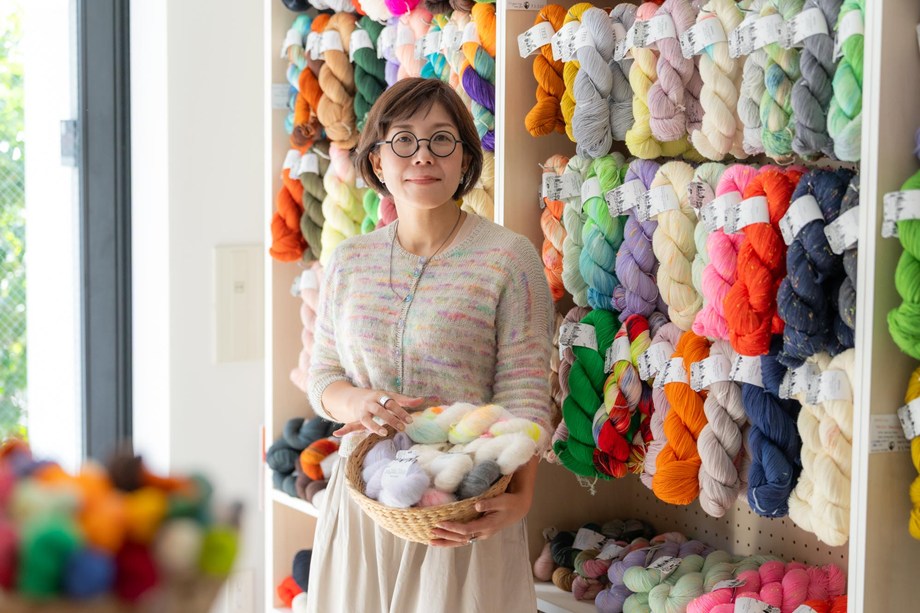 画像: 「羊毛の種類からこだわる自社オリジナルの糸も年々増えています。ぜひ手にとってみてください」
