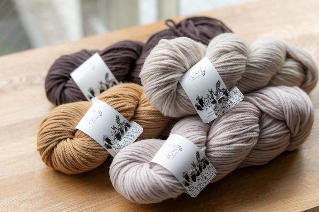 画像: ニュアンスのある美しいカラーリング。色名は、手前から「Venus」「Mushroom」「Fawn」「Bark」