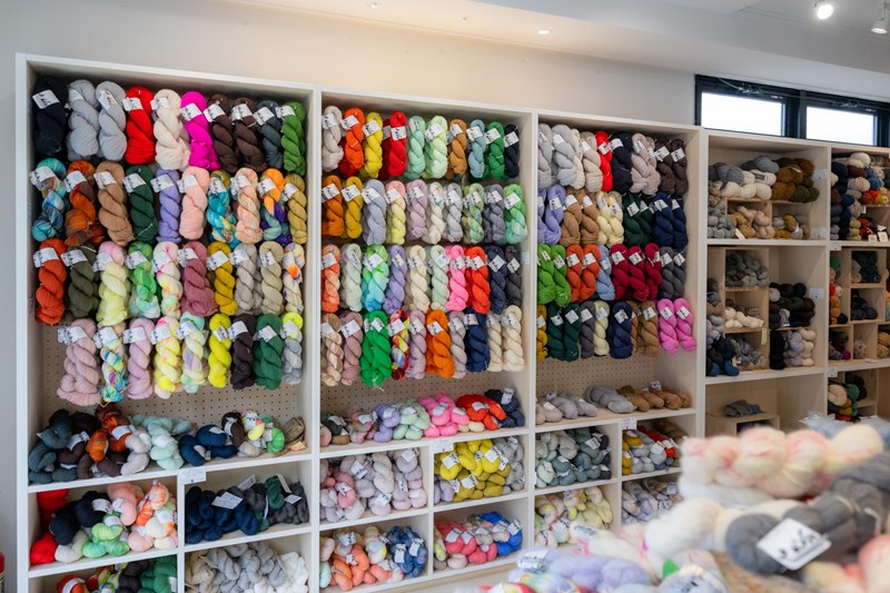 画像: 東京店は、2025年9月に移転オープン。閑静な路地に建つビルの1階にあります