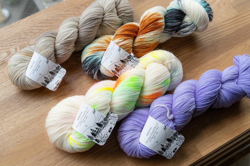 画像: 手染めならではの繊細なカラーリング。靴下やショールを編むと映えるアイテムに