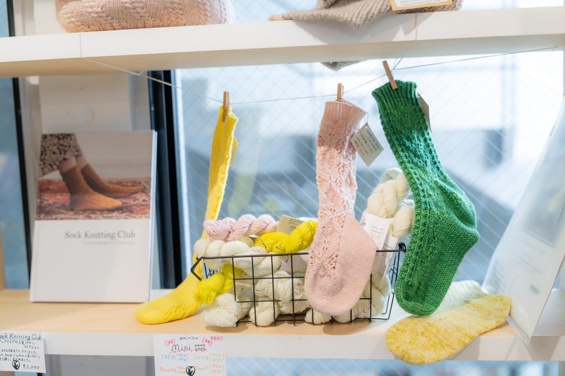 画像: 手染めのオリジナル糸で編んだサンプルも。ほっこりした色と柄が魅了