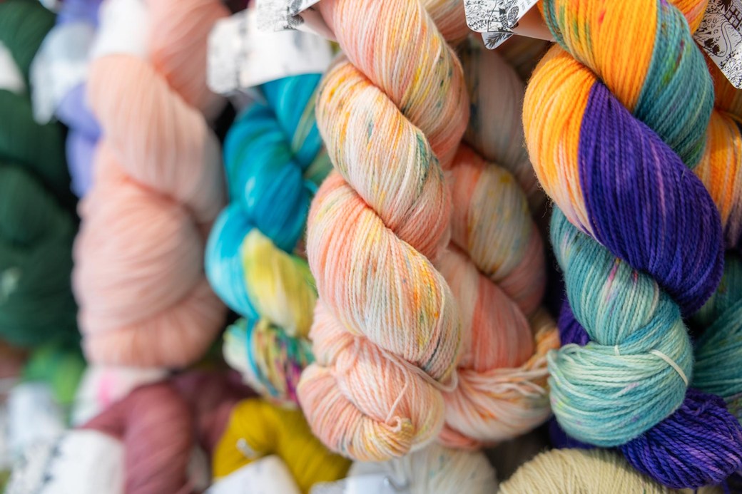 画像: 段染めやスペックル染め(いろいろな色がランダムに入る)の手染め毛糸も豊富。シンプルに編んでも凝った作品に仕上がります