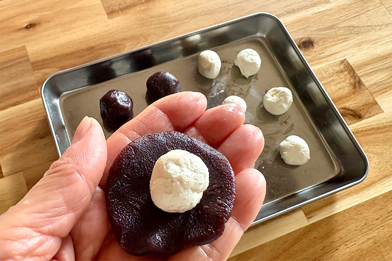 画像2: フライパンでとろけるおいしさ「黒糖まんじゅう」のつくり方。あんことクリームチーズの“かんたん和菓子”が絶品!|本多理恵子の「50代からは“手抜き”と“息抜き”」