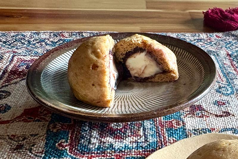 画像: 中には、あんことクリームチーズがたっぷり!