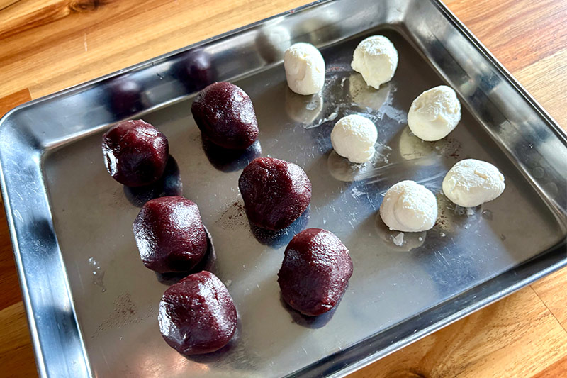 画像1: フライパンでとろけるおいしさ「黒糖まんじゅう」のつくり方。あんことクリームチーズの“かんたん和菓子”が絶品!|本多理恵子の「50代からは“手抜き”と“息抜き”」