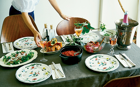 画像: テーブルいっぱいに並んだ肉料理にロゼのシャンパンを合わせて、より一層華やかに。大皿に盛り付けて好きな量をそれぞれサーブするのが野口さんのおもてなしスタイル