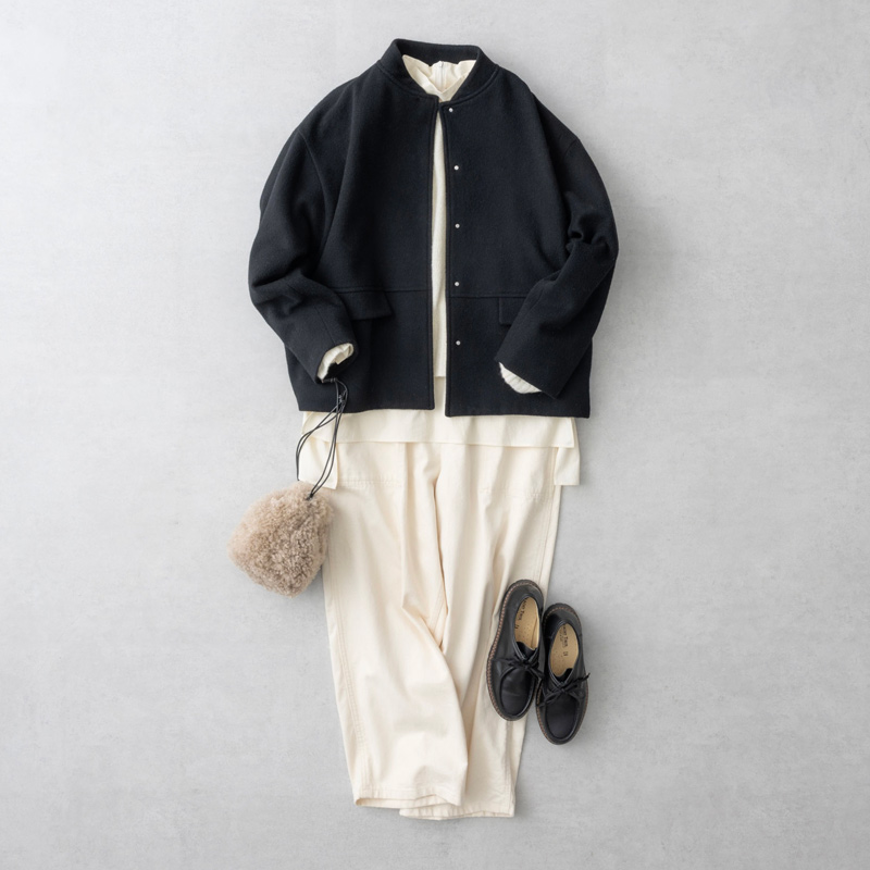 画像: ショート丈　37,400円／コンジェペイエ アデュートリステス オフホワイトのニット　39,600円／プレインピープル 下に着たスタンドカラーブラウス　33,000円／プレインピープル オフホワイトのデニムパンツ　39,600円／プレインピープル チロシアンシューズ　32,780円／トラクトチロル（セムインターナショナル） そのほか、スタイリスト私物