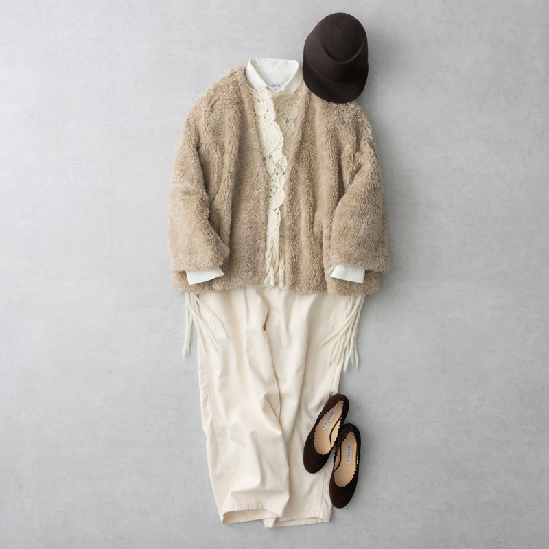 画像: ショールカラージャケット　74,800円／ヴェリテクール レース編みニットベスト　64,900円／エンリカ ホワイトシャツ　26,400円／ロワズィール ホワイトデニムパンツ　39,600円／プレインピープル シューズ　68,200円／ネブローニ そのほか、スタイリスト私物