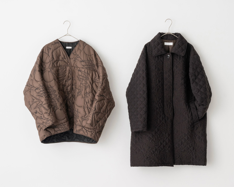 画像: 左から ブラウン×ブラックリバーシブルキルティングジャケット 39,600円/マニプリ ブラウンキルティングステンカラーコート 64,900円/エリテ(ケイエムディファーム)