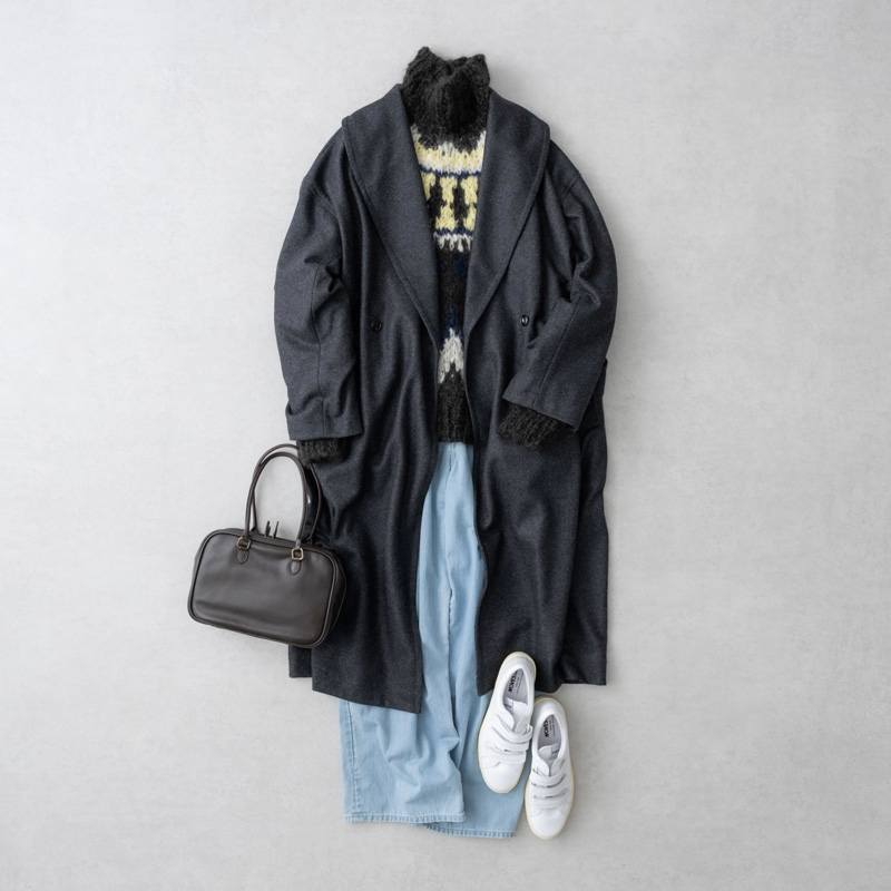 画像: ショールカラーコート 66,000円/ヴェリテクール ジャカードニット 86,900円/アンフィル デニムパンツ 26,400円/ティッカ ボストンバッグ 19,800円/アデュートリステス スニーカー 34,100円/ノヴェスタ(ノヴェスタジャパン)