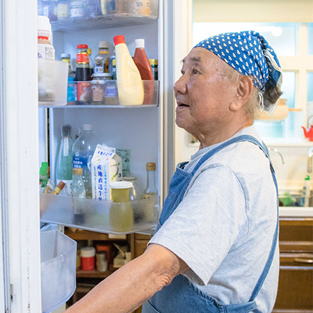 画像: 「昨日のあまりものの野菜がいくつかあったな~」とスープの具材を決めるまさるさん。「アドリブでものごとを考える」ことも脳を活性化させるポイントに