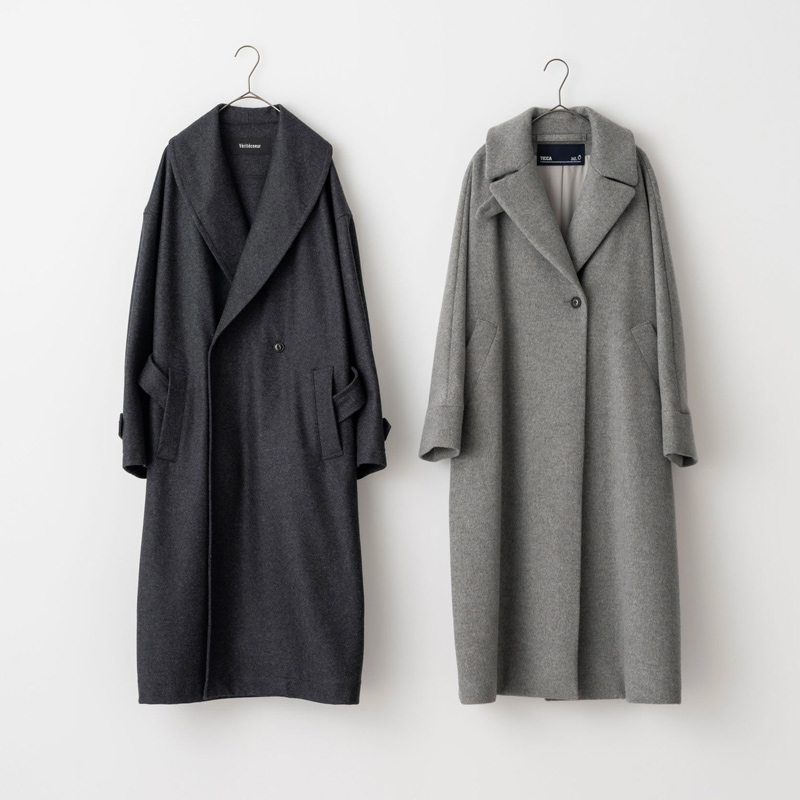 画像: 左から チャコールグレーのショールカラーコート 66,000円/ヴェリテクール グレーのカシミアテントコート 220,000円/ティッカ