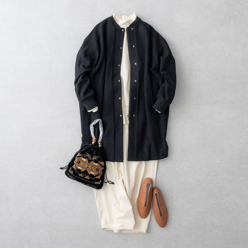 画像: ミドル丈コート　53,900円／アデュートリステス オフホワイトのニット　39,600円／プレインピープル 下に着たスタンドカラーブラウス　33,000円／プレインピープル オフホワイトのデニムパンツ　39,600円／プレインピープル バッグ　13,200円／ザ バグマティ（セムインターナショナル） バレエシューズ　20,000円／スイ