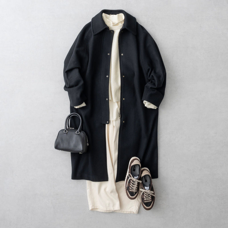 画像: ロング丈のコート　68,200円／ロワズィール オフホワイトのニット　39,600円／プレインピープル 下に着たスタンドカラーブラウス　33,000円／プレインピープル オフホワイトのデニムパンツ　39,600円／プレインピープル バッグ　22,000円／オウレンティ（セムインターナショナル） スニーカー　27,500円／ノヴェスタ（ノヴェスタジャパン）